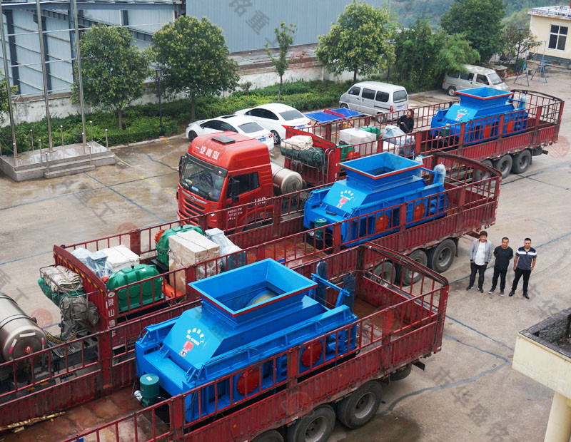 時產100噸對輥破碎機三臺連發(fā)現場